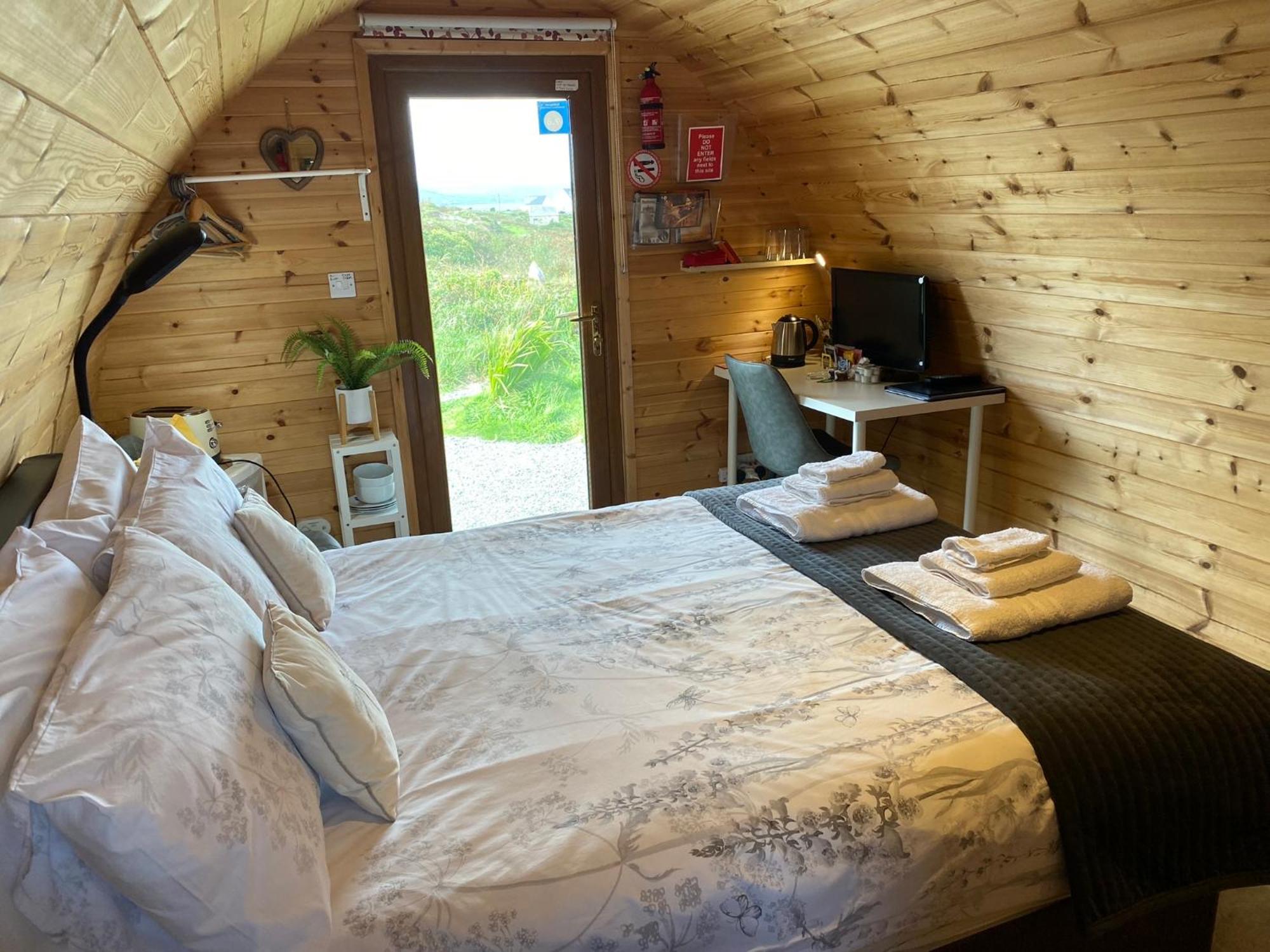 Earls View Pod Hotel Carna Екстериор снимка
